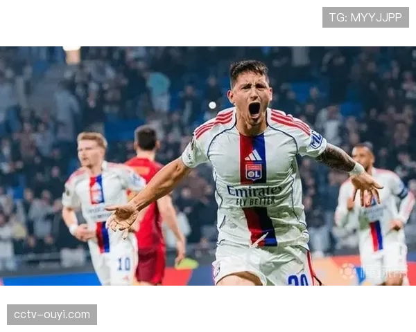 官方:因球迷投掷烟火,朗斯对阵里昂比赛中断十分钟 官方:因球迷投掷烟火,朗斯对阵里昂比赛中断十分钟