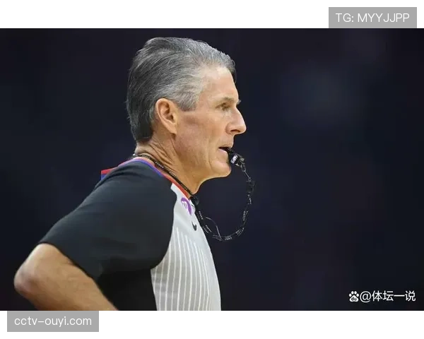 特写镜头:科隆主帅因对一次未吹罚的压迫犯规暴怒,被裁判出示黄牌警告 特写镜头:科隆主帅因对一次未吹罚的压迫犯规暴怒,被裁判出示黄牌警告