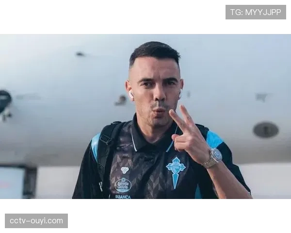 暖心一幕:小球童不慎摔倒,塞尔塔前锋阿斯帕斯主动上前搀扶安慰 暖心一幕:小球童不慎摔倒,塞尔塔前锋阿斯帕斯主动上前搀扶安慰